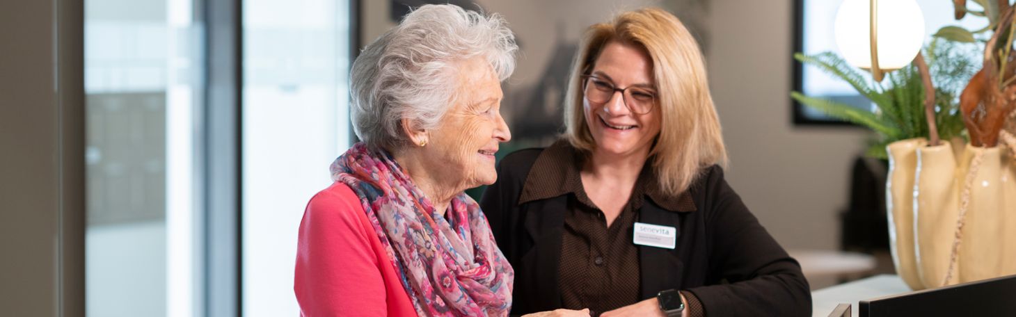 Zwei Personen an der Rezeption