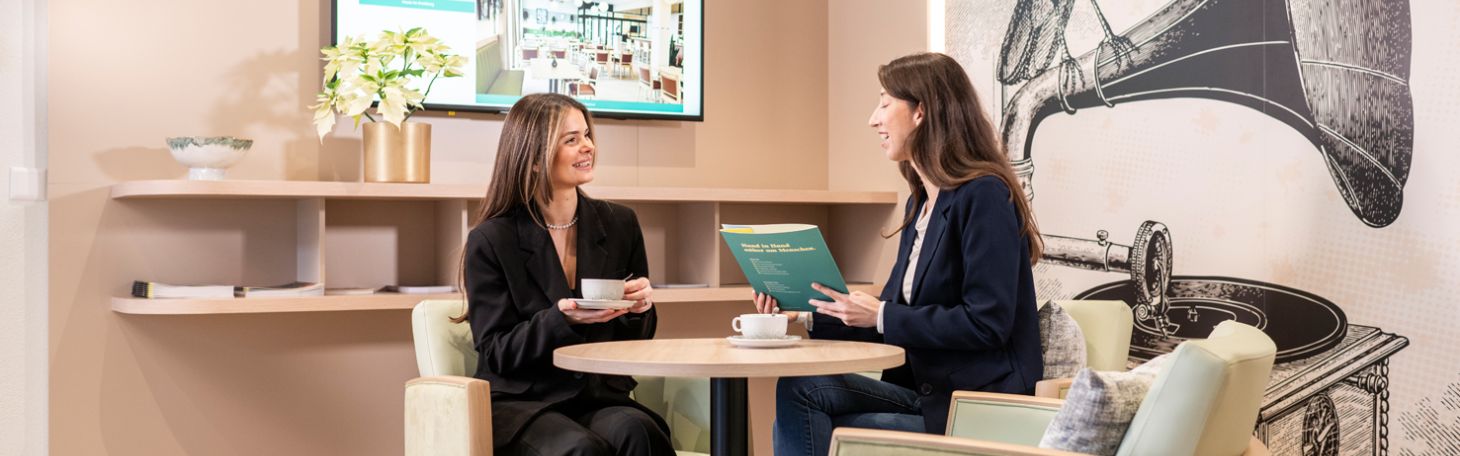 Zwei Personen an der Rezeption