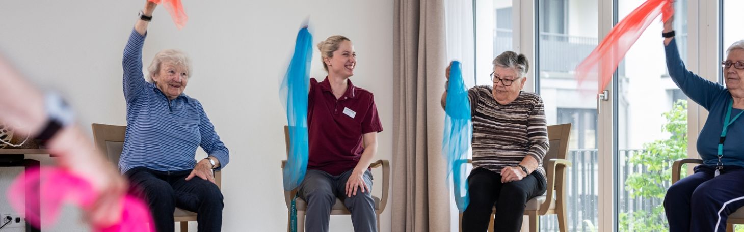 Zwei Frauen spielen Karten