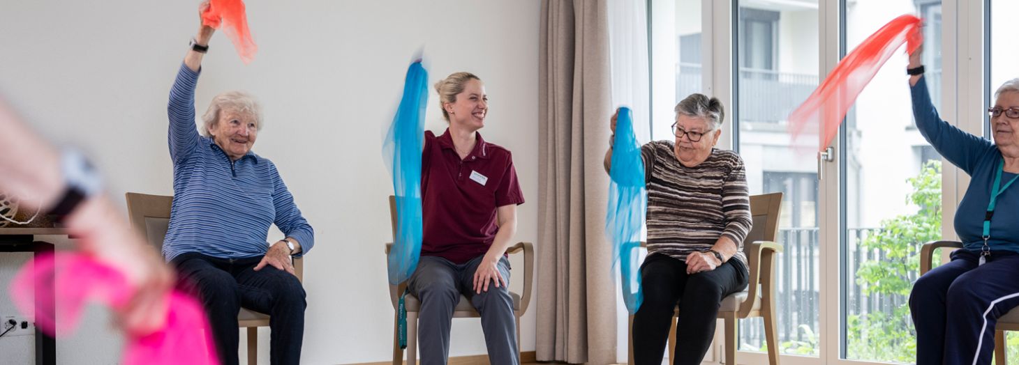 Zwei Frauen spielen Karten