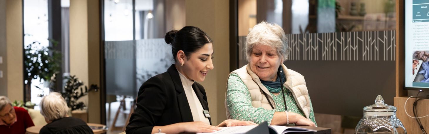 3 Personen auf der Terrasse