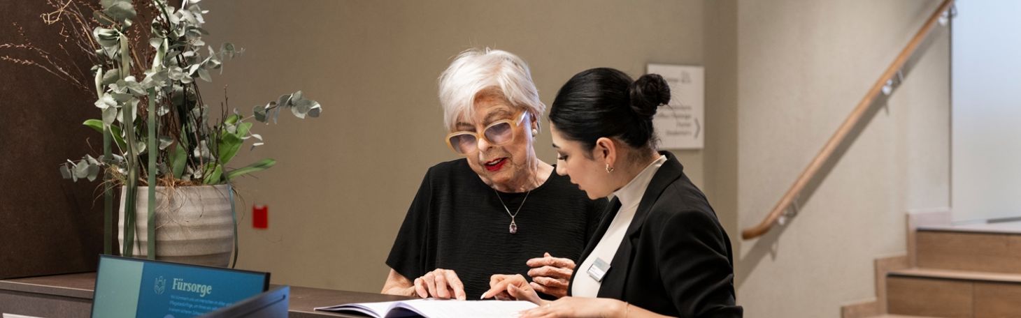 Zwei Personen an der Rezeption