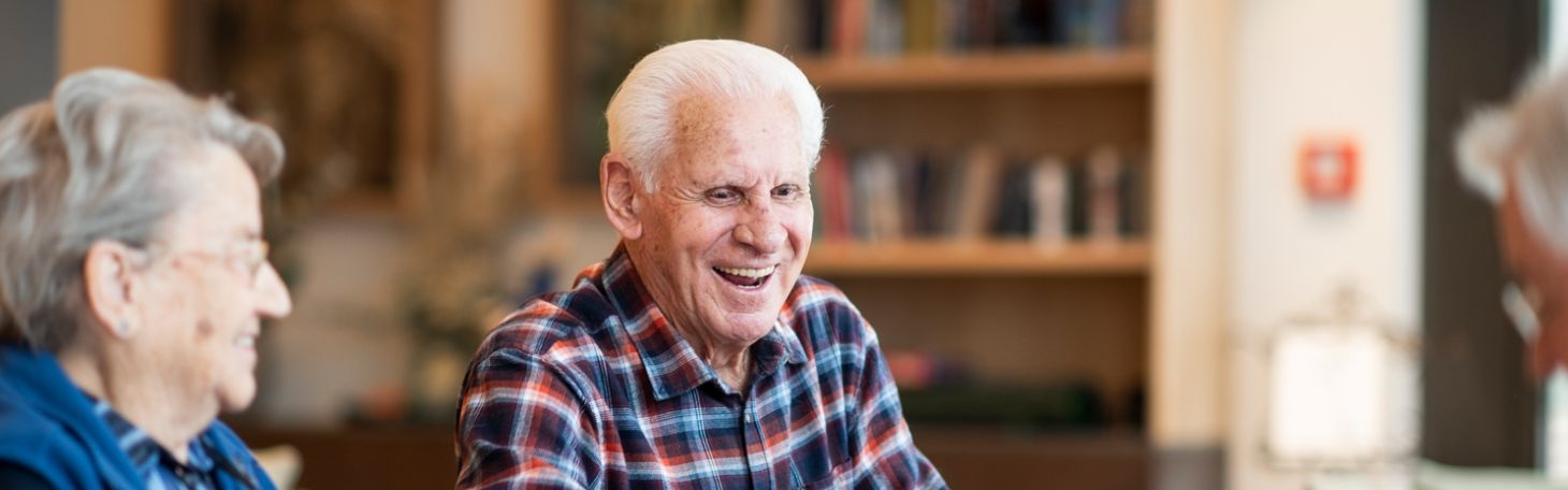 Zwei Personen auf der Bank