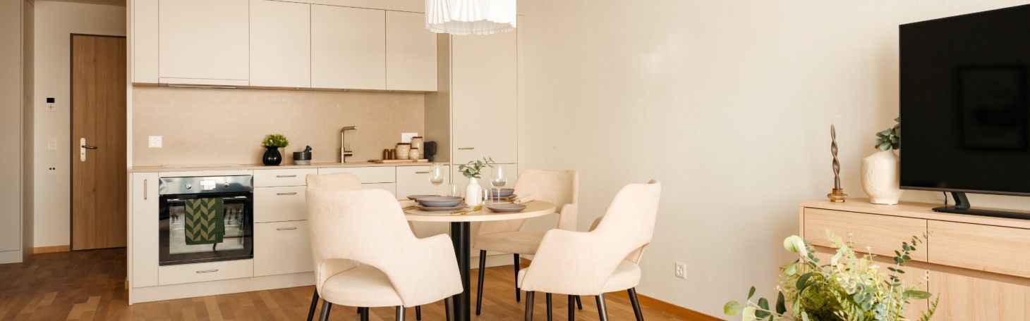 Zwei Personen auf der Couch am Magazin lesen