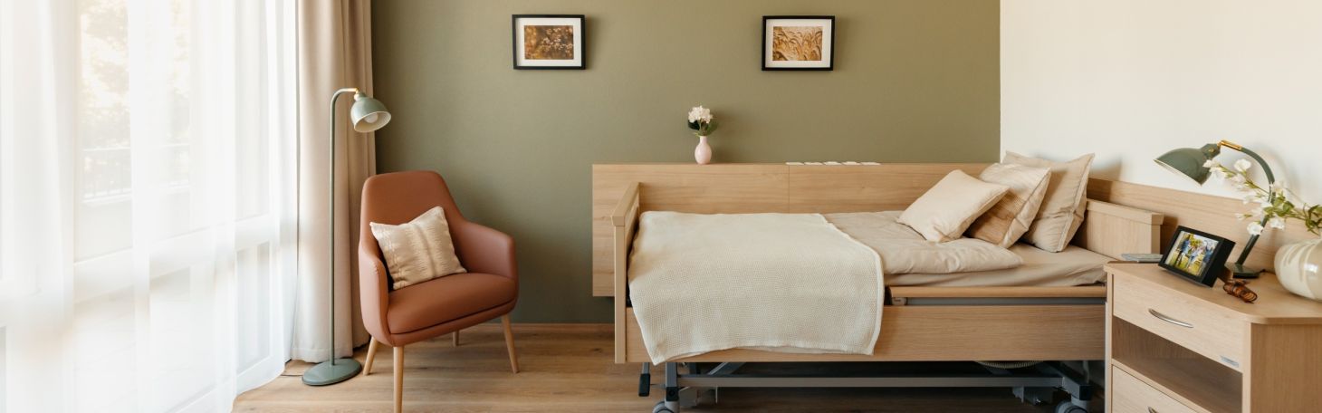 Frau misst Mann Blutdruck