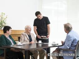 drei Personen am Kaffee trinken