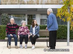 drei Personen auf der Bank