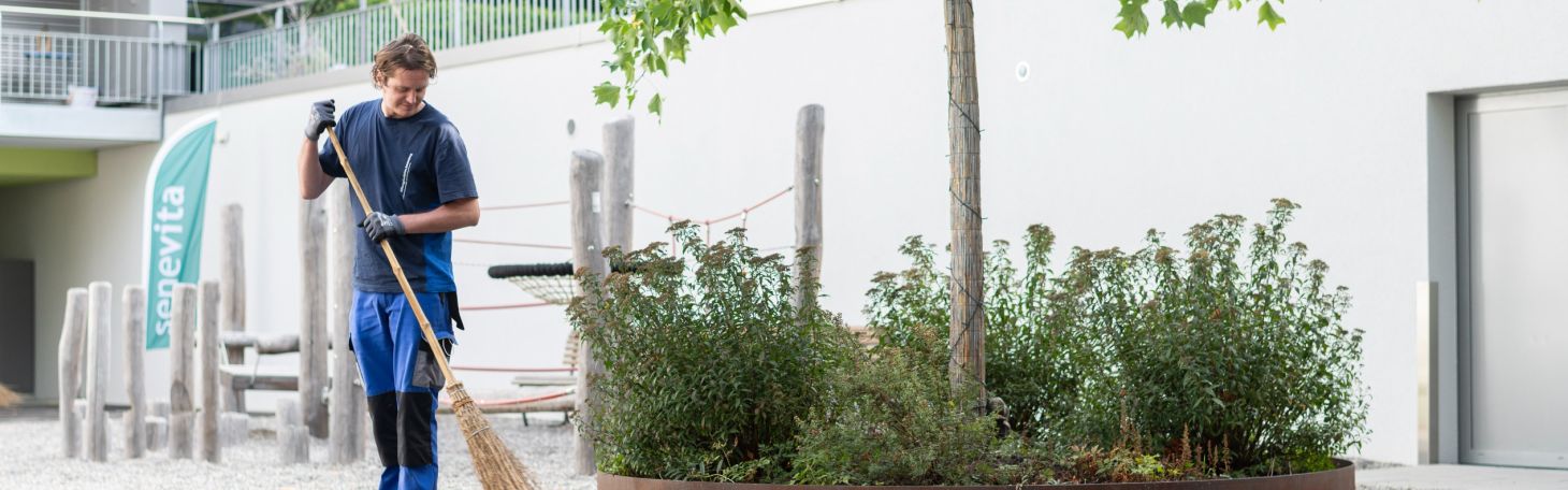 Mann arbeitet draussen