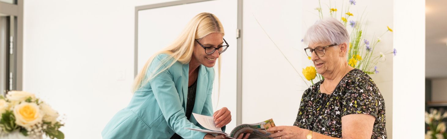 Zwei Frauen an der Rezeption