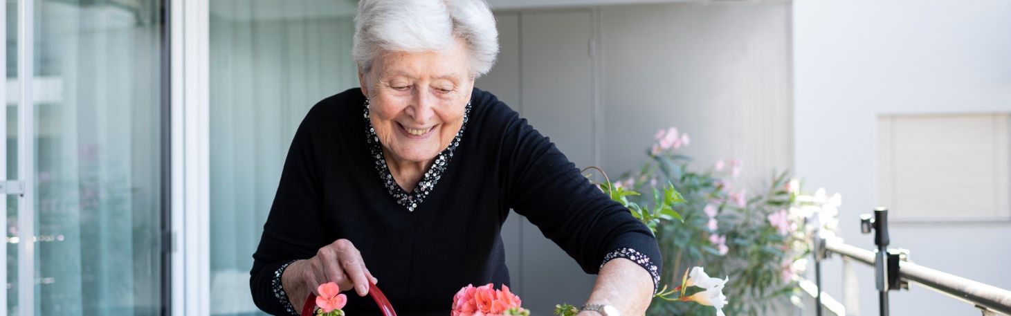 Dame giesst Blumen