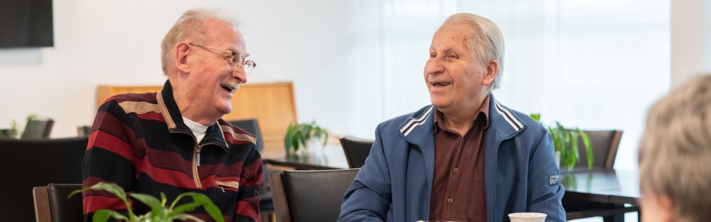 drei Personen trinken Kaffee