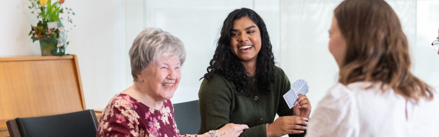 drei Personen spielen