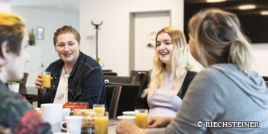 vier Personen am Tisch