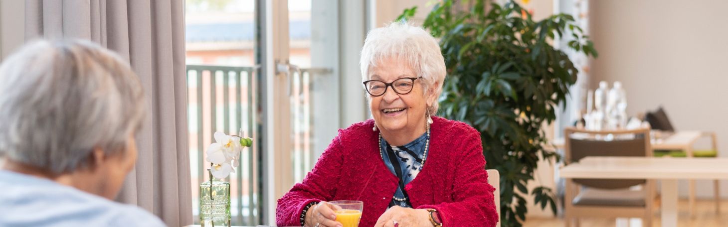 2 Personen am Tisch am trinken