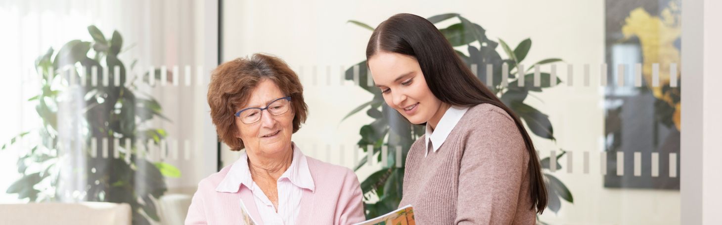 Zwei Personen an der Rezeption
