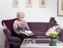 Frau auf dem Sofa am lesen