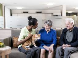 Drei Personen mit einer Katze