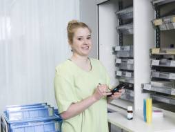 Mitarbeiterin bei den Medikamenten