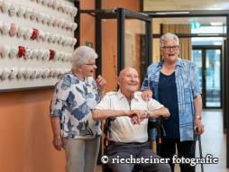 Drei Personen im Gang