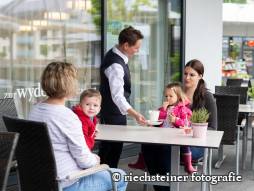 Zwei Damen mit Kinder