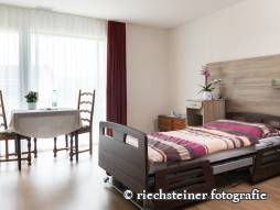 Pflegebett im Pflegezimmer