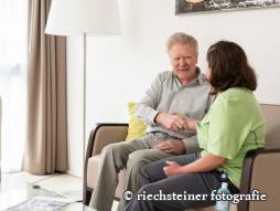 Mitarbeiterin mit Bewohner