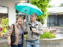 Mann und Frau im Regen
