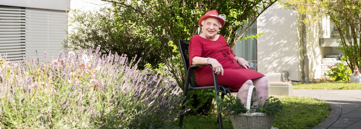 Zwei Personen an der Rezeption