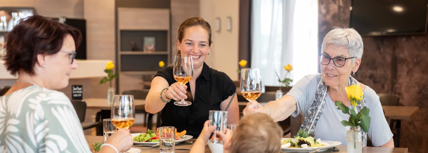 Zwei Frauen mit Kind