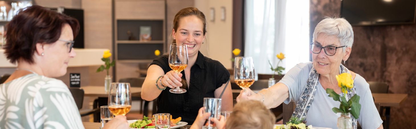 Zwei Frauen am Tisch