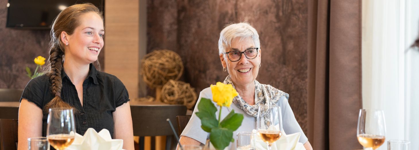 Zwei Frauen am Tisch