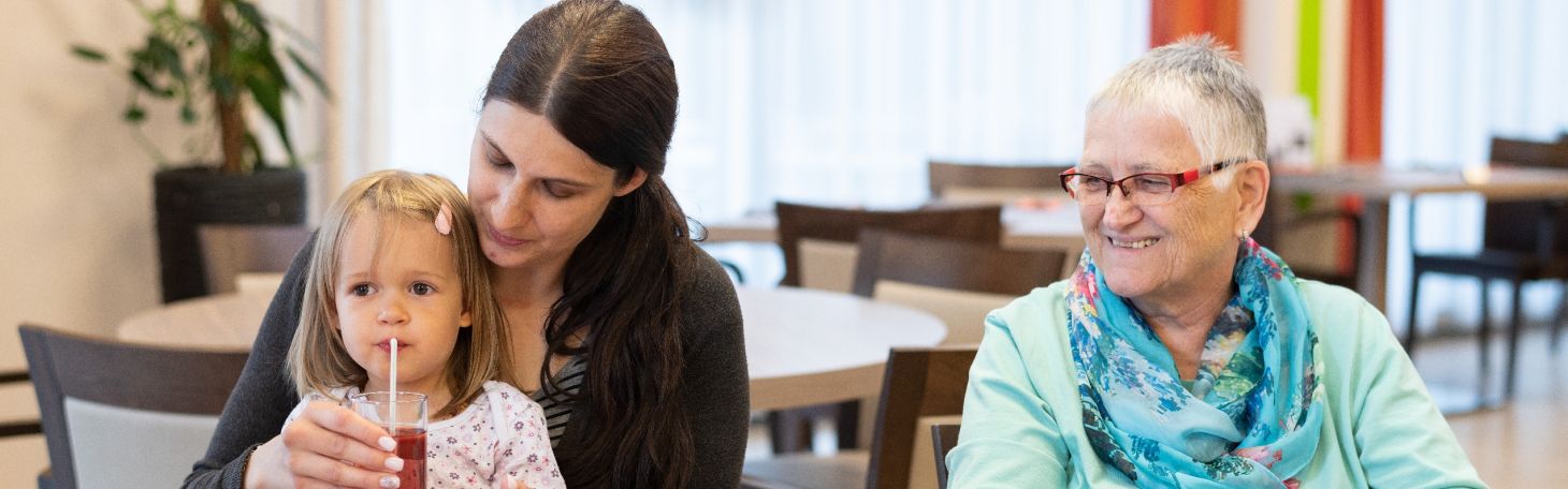 Zwei Frauen mit Kind