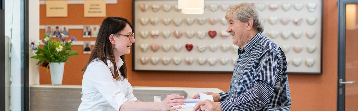 Zwei Personen an der Rezeption