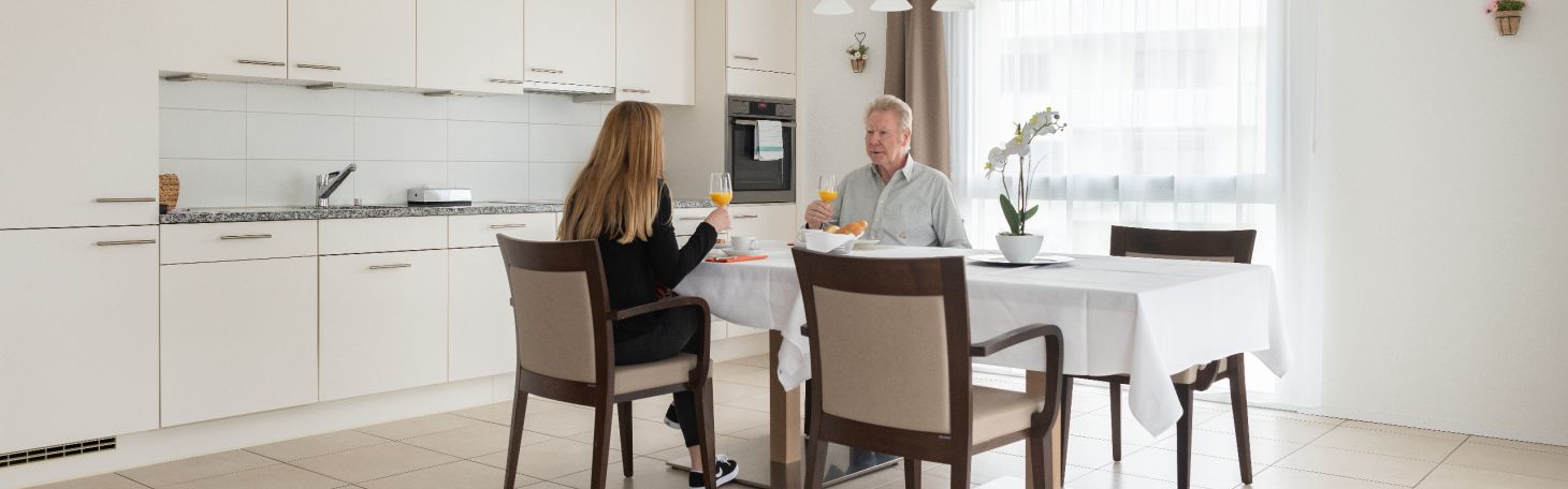 2 Personen am Esstisch