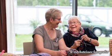 Zwei Frauen am stricken