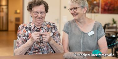 Zwei Frauen am stricken