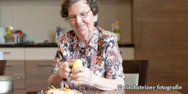Bewohnende am Kartoffeln schälen