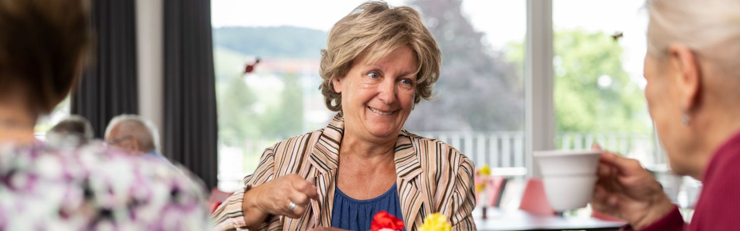 Drei Personen am Tisch