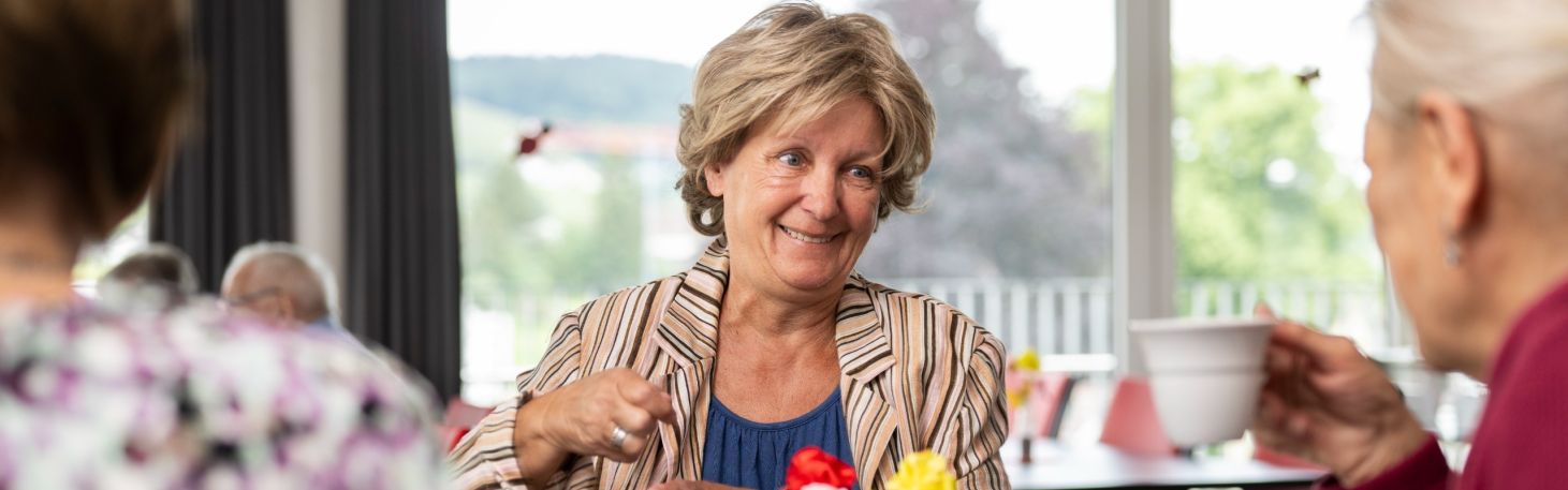 Drei Personen am Tisch