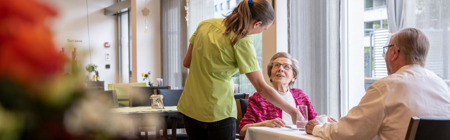 drei Frauen am Kaffee trinken
