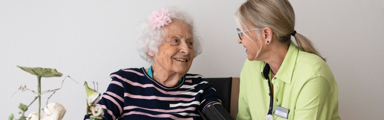 Drei Frauen am lachen