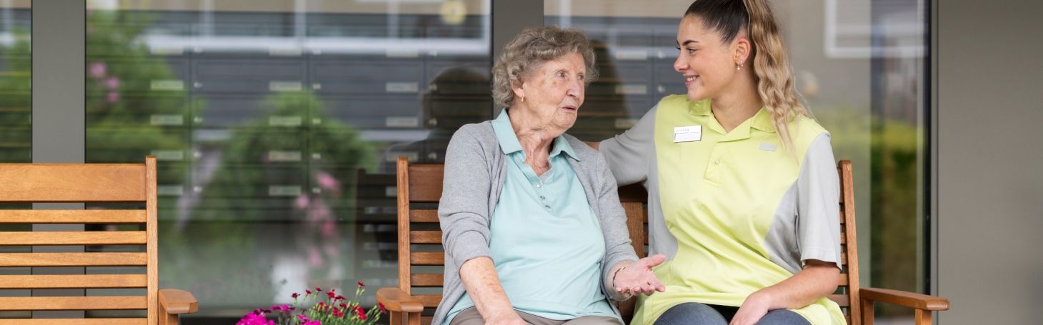 Zwei $Bewohnende am Tisch