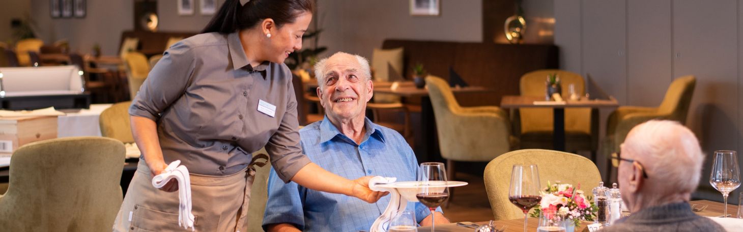 Zwei Personen am Mittagstisch