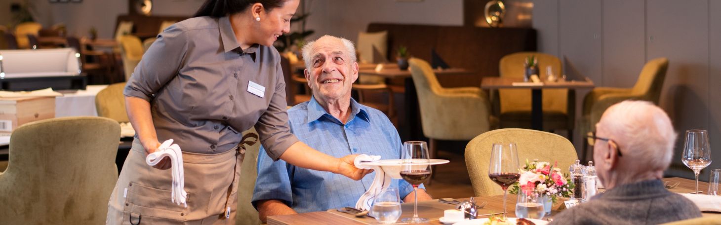 Zwei Personen am Mittagstisch