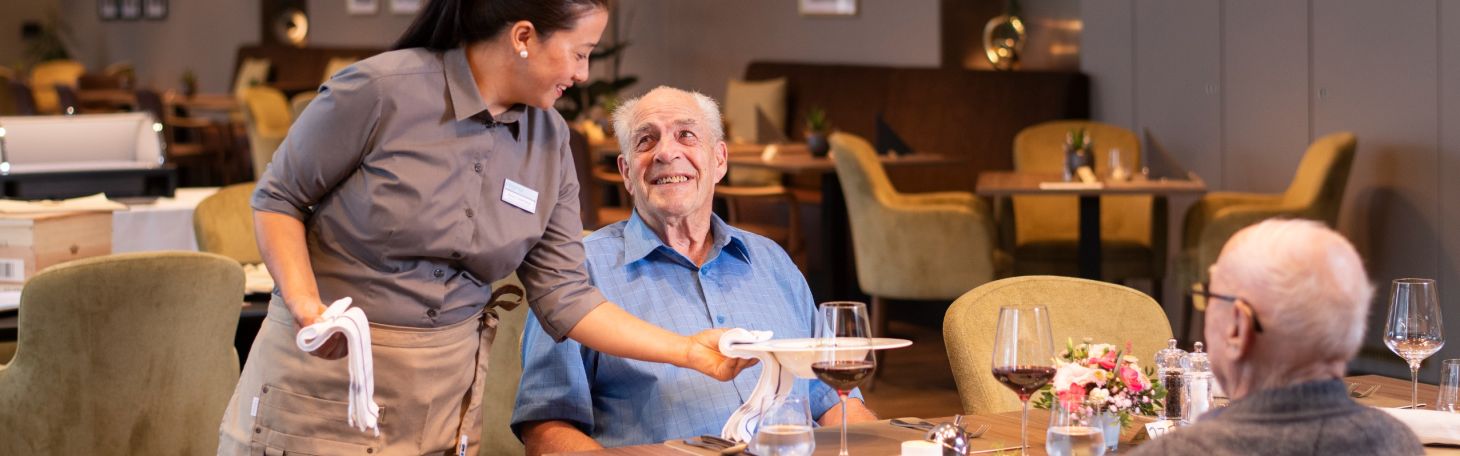 Zwei Personen am Mittagstisch