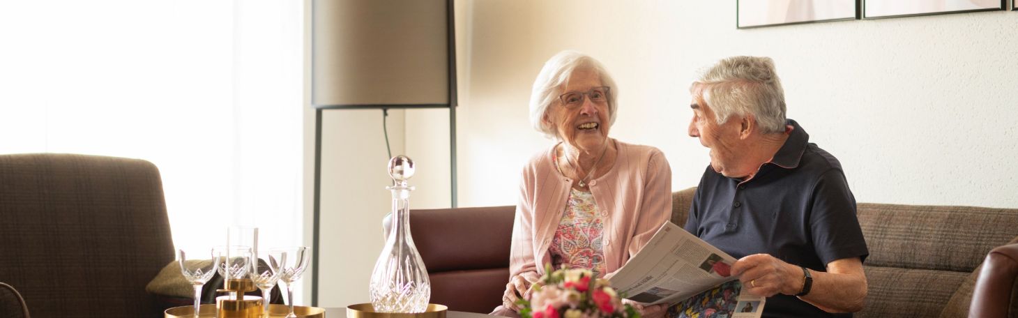 3 Personen auf der Terrasse