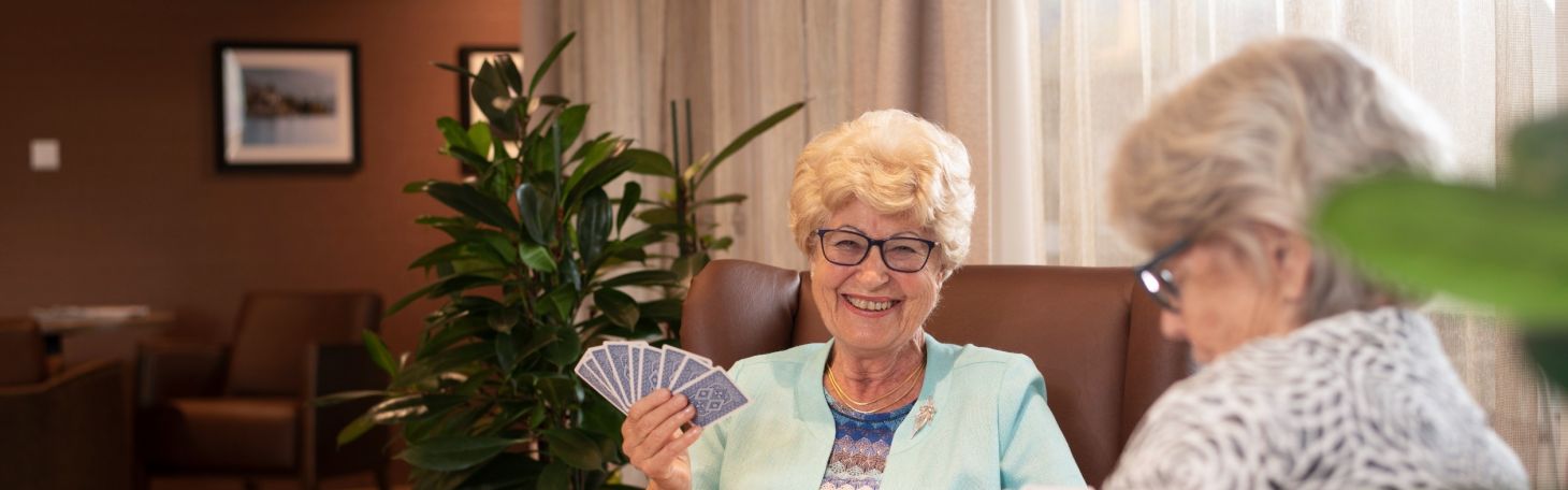 Zwei Personen auf der Bank