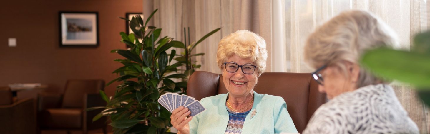 Zwei Personen auf der Bank